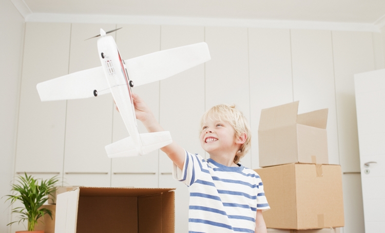 avião de brinquedo reciclável
